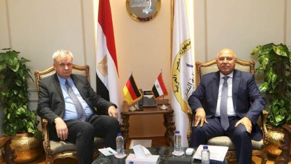 وزير الصناعة والنقل يبحث مع سفير ألمانيا بالقاهرة سبل تعزيز التعاون المشترك