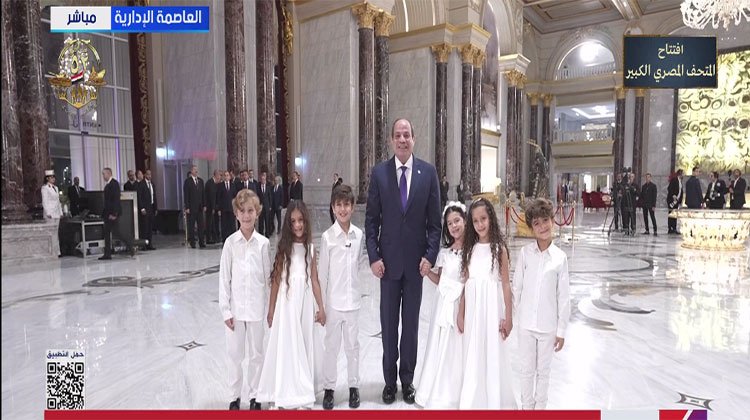 الرئيس السيسى يستجيب للأطفال بالتقاط صورة تذكارية قبيل بدء احتفالية وطن السلام