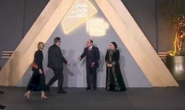 الرئيس السيسي والسيدة قرينته يلتقطان الصورة التذكارية داخل المتحف المصري الكبير