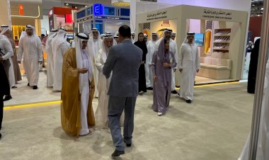 الشيخ سلطان القاسمي يتفقد جناح الهيئة المصرية العامة للكتاب