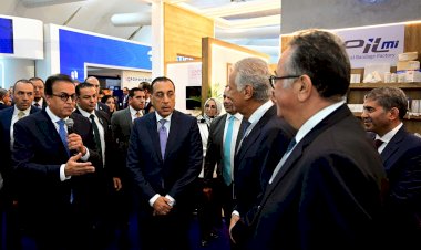 رئيس الوزراء يتفقد معرض "سمارت ديجيتال هيلث جيت"