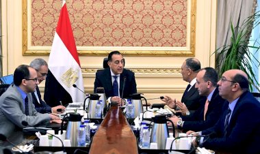 رئيس الوزراء يتابع مع رئيس المركز الوطني لتخطيط استخدامات أراضي الدولة عدداً من ملفات العمل