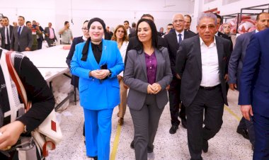 وزيرة التضامن ومحافظ الفيوم يتابعان المشروعات الإنتاجية لمصنع الغزل والنسيج بقرية العزب