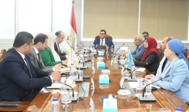 وزير الإسكان يتابع الاشتراطات والضوابط والمعايير الخاصة بالإعلانات على الطرق العامة والمحاور