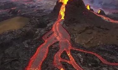 إندونيسيا.. ثوران بركان سيميرو يهجر المئات من منازلهم