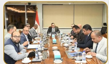 وزير الإسكان يتابع مشروعات المرافق والكهرباء بالمناطق الصناعية بعدد من المدن الجديدة