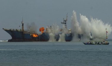 انفجار ضخم على متن سفينة في لوس أنجلوس