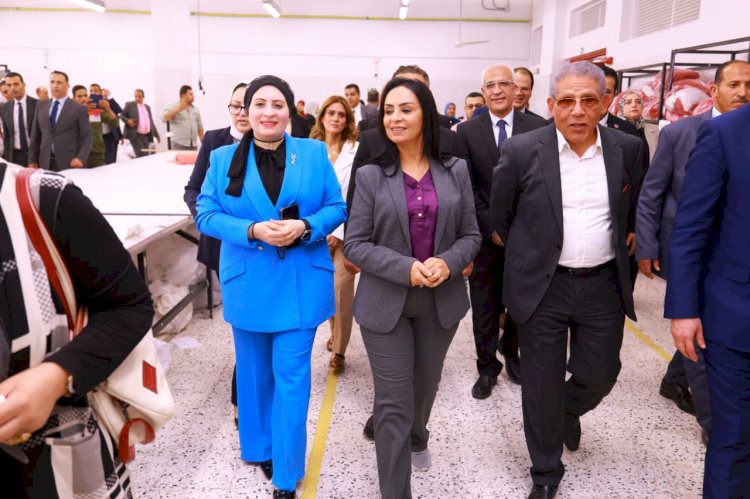 وزيرة التضامن ومحافظ الفيوم يتابعان المشروعات الإنتاجية لمصنع الغزل والنسيج بقرية العزب