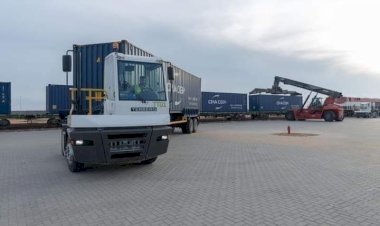 الموانىء البرية والجافة:  لميناء أكتوبر الجاف  دور بارز وهام في حركة الواردات والصادرات القادمة والمتجهة من و الى الموانئ البحريه المصرية