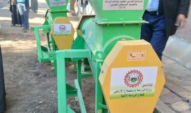 "الزراعة" توزع أكثر من 400 "فراطة ذرة" مُعاد تأهيلها كمنح لصغار المزارعين