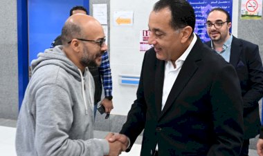 رئيس الوزراء يجري حوارا مع المواطنين حول الخدمات المقدمة ويطمئن على مستوى رضاهم