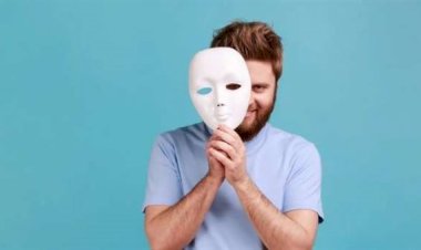 لغة الجسد تكشف الصدق والخداع.. كيف تميز الابتسامة الطبيعية من المزيفة؟