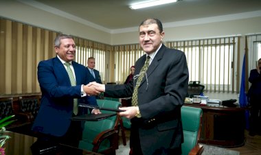 هيئة قناة السويس وبنك التنمية الصناعية (IDB) يوقعان بروتوكول تعاون لإصدار بطاقات دفع إلكترونية لموظفي الهيئة