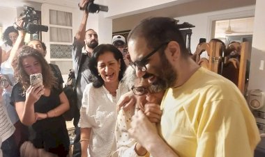 بعد العفو الرئاسي.. رفع اسم علاء عبد الفتاح من قوائم الممنوعين من السفر بقرار من النائب العام