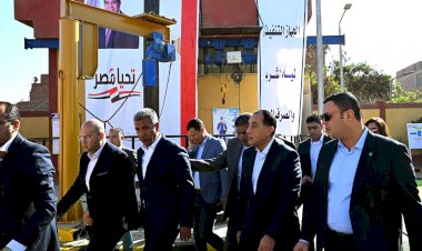 رئيس الوزراء يتفقد محطة رفع "الفهميين" للصرف الصحي