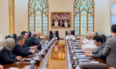 وزير الصناعة والنقل يعقد اجتماعًا هامًا مع وزير النقل والاتصالات وتقنية المعلومات العماني