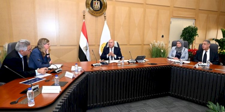 وزير الصناعة والنقل يبحث مع رئيس مجموعة فولكس فاجن الألمانية تصنيع السيارات في مصر