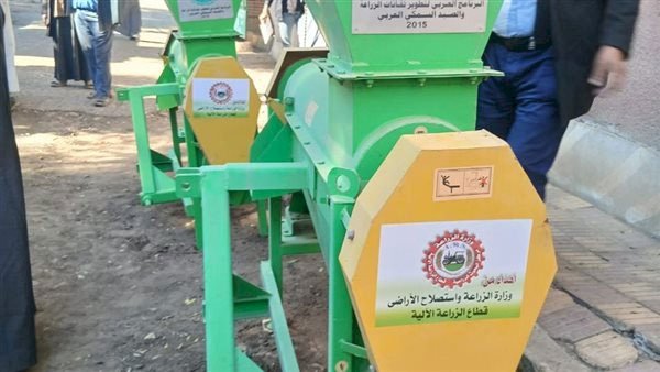 "الزراعة" توزع أكثر من 400 "فراطة ذرة" مُعاد تأهيلها كمنح لصغار المزارعين