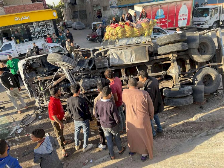 إصابة شخصين في انقلاب سيارة نقل من أعلى طريق الـ 100 بالسلام