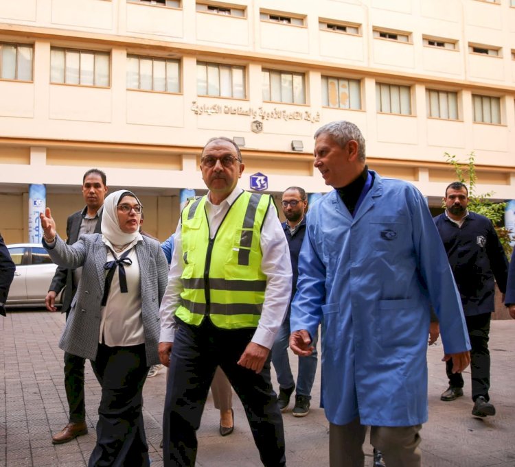 وزير قطاع الأعمال العام يجري زيارة تفقدية لشركة القاهرة للأدوية لمتابعة سير العمل والإنتاج