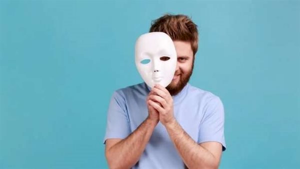 لغة الجسد تكشف الصدق والخداع.. كيف تميز الابتسامة الطبيعية من المزيفة؟