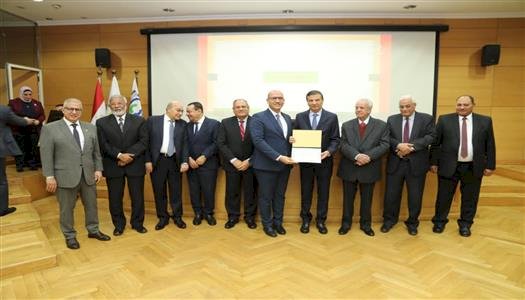 وزير الزراعة يسلم جوائز مركز "البحوث الزراعية" الثلاثة للفائزين.. ويقرر زيادة قيمتها بنسبة 50%