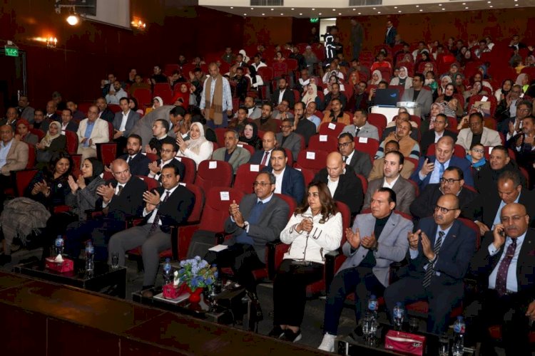 وزيرتا التخطيط والتنمية ومحافظ قنا يشهدون احتفالية بقصر الثقافة