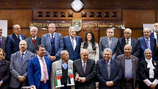 المشاط والدكتور أشرف العربي يُكرمان رواد معهد التخطيط القومي ورؤساءه السابقين