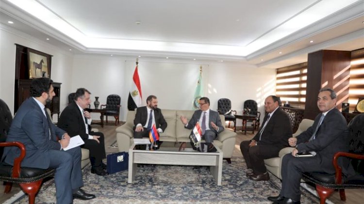 وزير الزراعة يبحث مع وزير الاقتصاد الأرميني آفاق التعاون الزراعي المشترك وزيادة فرص الاستثمار