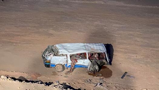 مصرع شخص وإصابة 13 آخرين في انقلاب ميكروباص بطريق سوهاج الصحراوي الشرقي