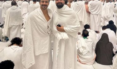 أحمد حاتم يؤدي مناسك العمرة برفقة أحمد داود