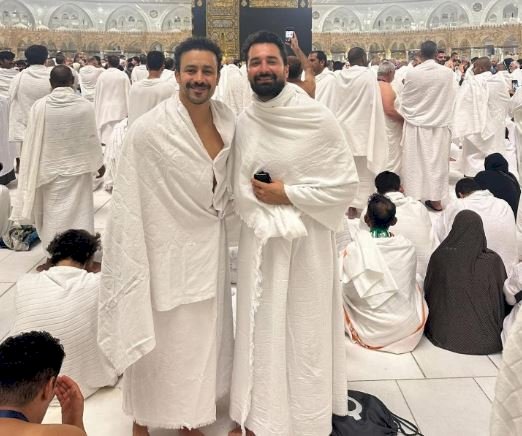 أحمد حاتم يؤدي مناسك العمرة برفقة أحمد داود