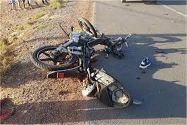 إصابة 3 شباب فى حادث انقلاب دراجة نارية بطريق قنا الصحراوى الغربي