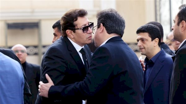 هاني رمزي يستقبل اليوم واجب العزاء في والدته بكنيسة أبي سيفين