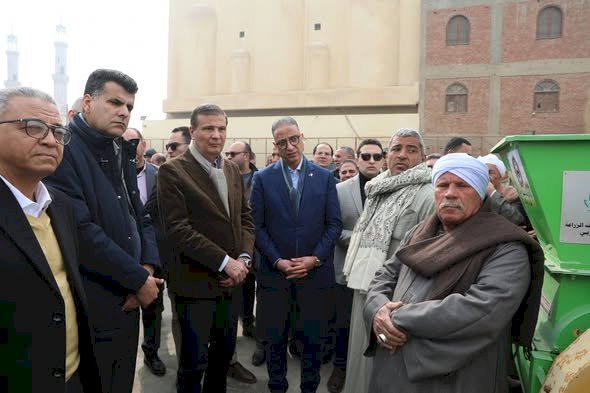 وزير الزراعة ومحافظ الفيوم يوزعان 15 "فراطة ذرة" على صغار المزارعين بالمحافظة