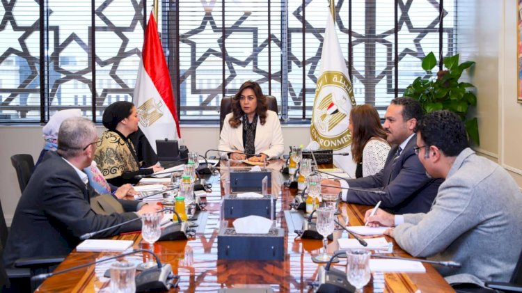 وزيرة التنمية تعقد اجتماعًا موسعًا مع عدد من رؤساء الإدارات المركزية لبحث آليات تطوير الأداء