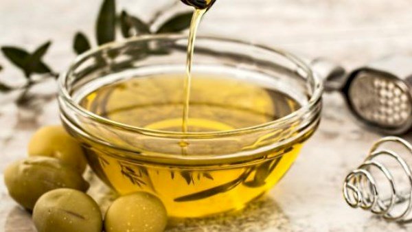 زيت الزيتون.. فوائد بالجملة للقلب والشعر والبشرة