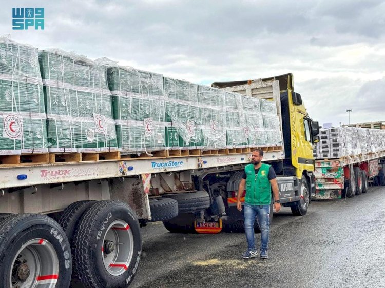 قافلة مساعدات جديدة من مركز الملك سلمان للإغاثة تعبر منفذ رفح متجهة إلى قطاع غزة