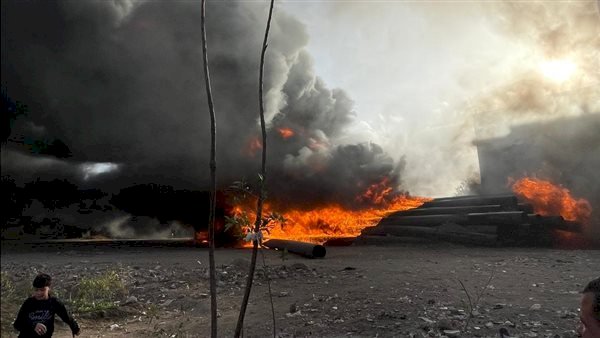 حريق ضخم بمواسير الصرف الصحي في قرية سنتريس بالمنوفية دون إصابات