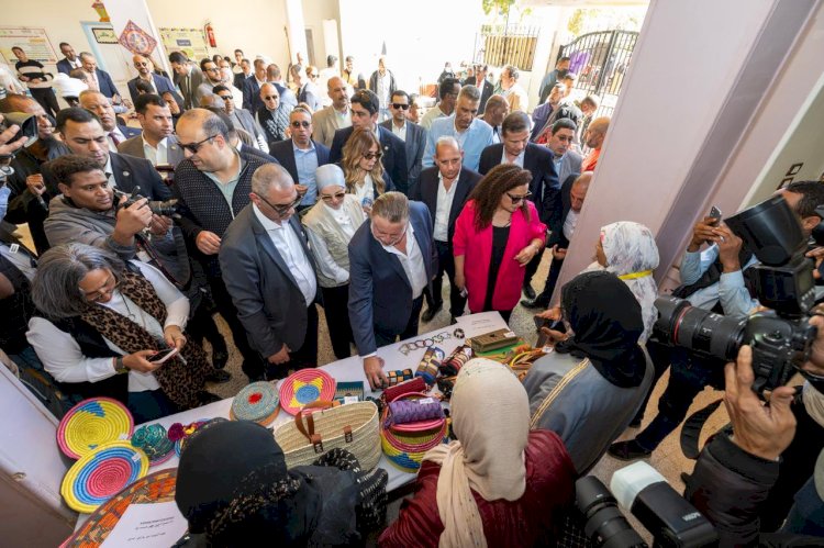 محافظ البنك المركزي ووزير الزراعة يتفقدان عدد من القرى المستفيدة من مشروع دعم صغار المزارعين بمحافظة أسوان