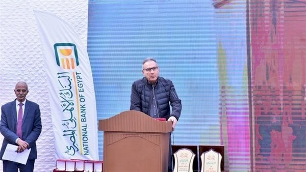 البنك الأهلي يسلّم وحدات سكنية ومشروعات تنموية للأسر الأولى بالرعاية بأسوان