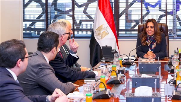 وزيرة التنمية توجه بالانتهاء من دراسة تقييم الأثر البيئي لمشروع توليد الكهرباء من الرياح بالبحر الأحمر