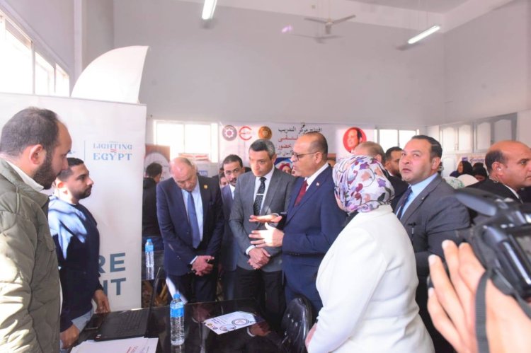 وزير العمل ومحافظ السويس يفتتحان ملتقى توظيفي ويوفر 1700 فرصة عمل لشباب المحافظة