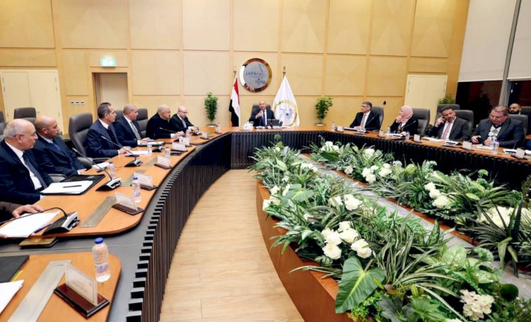 وزير الصناعة يجتمع بمحافظي الجيزة وبني سويف موقف مرافق المنطقتين أبو رواش وكوم أبو راضي