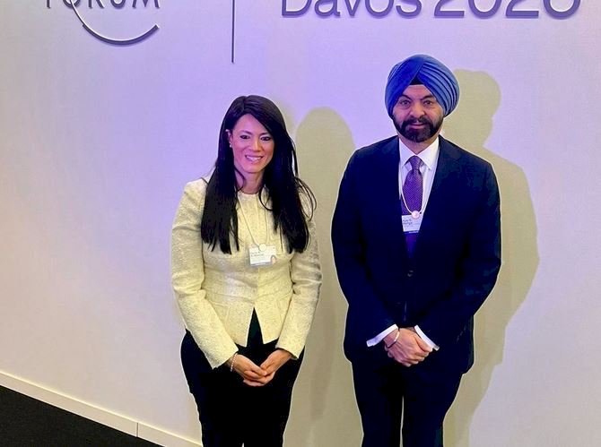 وزيرة التعاون الدولي تلتقي رئيس مجموعة البنك الدولي خلال فعاليات منتدى "دافوس" 2026