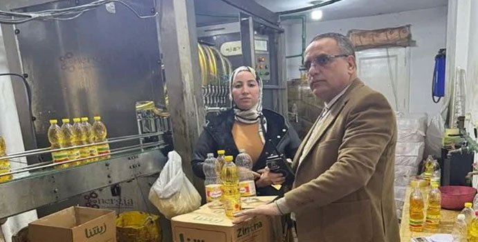 تموين الدقهلية يداهم مصنعاً لزيت الطعام بدون ترخيص ويزور علامات تجارية شهيرة