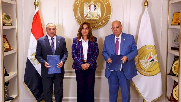 وزيرة التنمية تعلن توقيع عقود بين الهيئة المصرية للمساحة ومراكز شبكات المرافق بـ١٠ محافظات