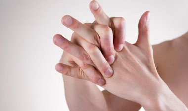 حقيقة تأثير عادة طرقعة المفاصل على الصحة وتحذير من ظهور الألم