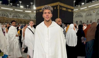 إمام عاشور ينشر صورته أمام الكعبة ويعلق: "الحمد لله"