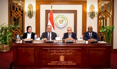 وزير الخارجية يجتمع بقيادات الوزارة ويؤكد أهمية مواصلة تطوير الأداء المؤسسي